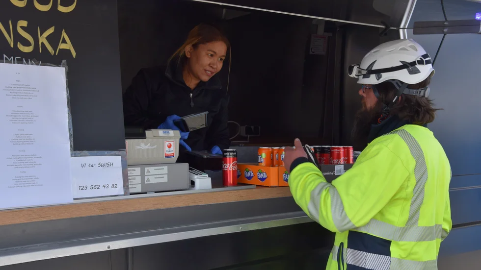 Thantuphon Seehajak vud Budsbas foodtruck serverar irländaren Liam Cullinane som jobbar för Eitech.