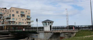 Stänger av bron över strömmen – lång väntan för båtarna