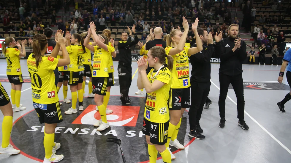 Philip Thiding (till höger på bilden) är ny huvudtränare i Endre.