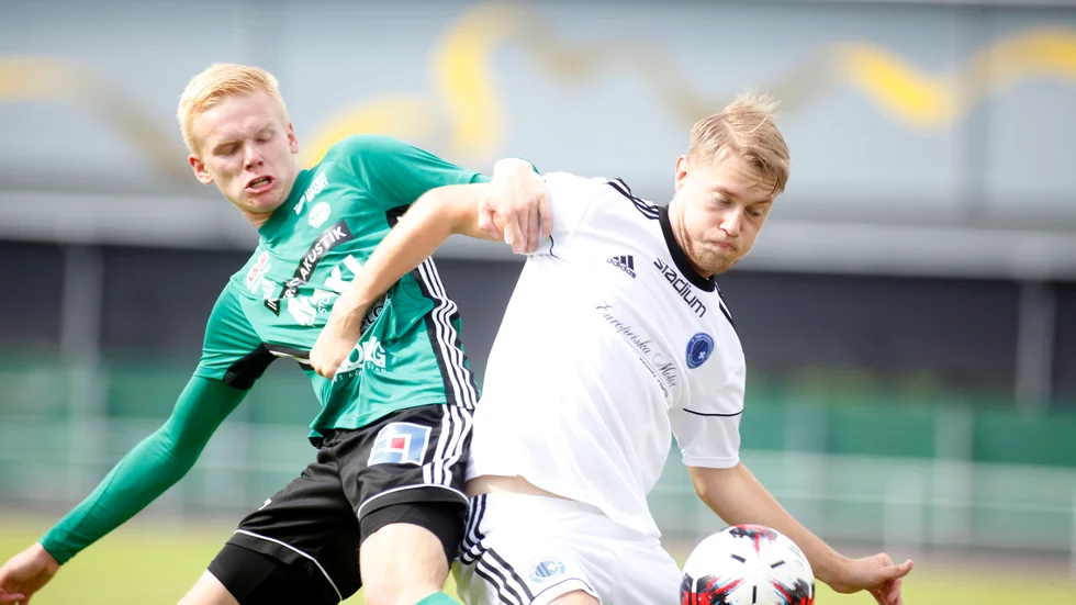 Efter att ha spelat a-lagsfotboll i ESK sedan 2014, ville Andreas Larsson byta miljö. Blir Fanna BK den nya klubbadressen även permanent? Här i en av alla matcher har spelat i grönsvart på Enavallen.