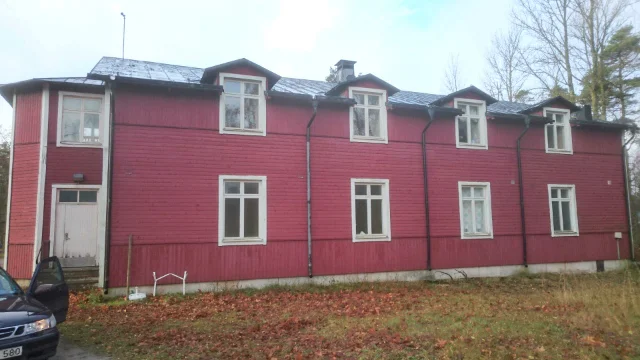 Fastigheten har tidigare använts som logement för militärer. Den här delen har man tidigare ansökt om att få använda som vandrarhem, men nu vill man alltså göra lägenheter.