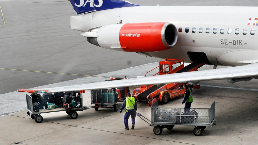 Flera av dem som lossar flygplanen får först lyfta över allt bagage från ett band till vagnar. Därefter lossas samma bagage en gång till från vagnar till ankomstband - utan moderna lyfthjälpmedel.