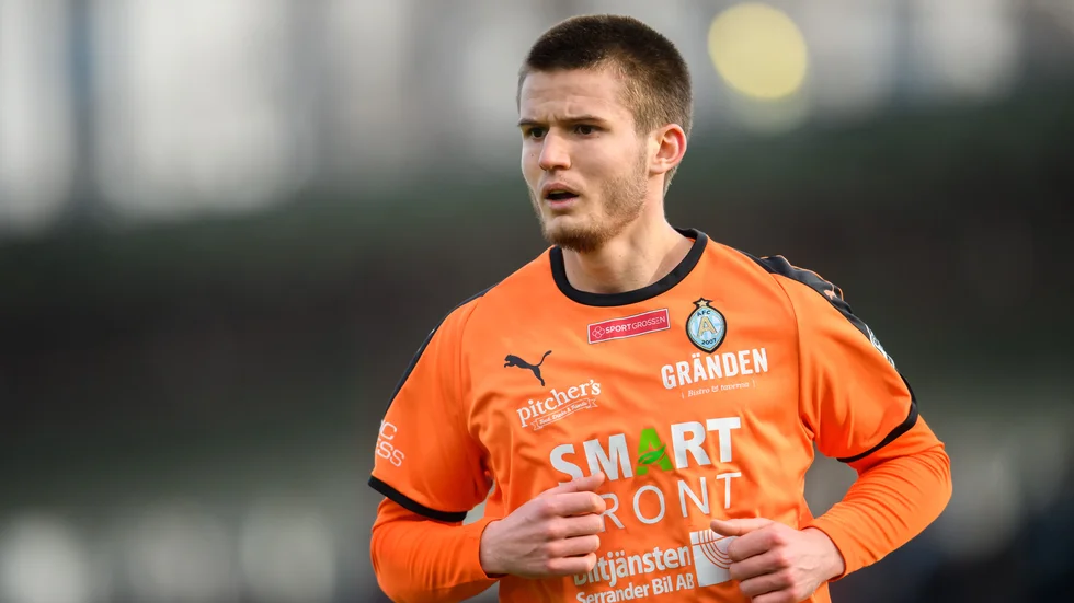 Wilhelm Loeper och hans AFC Eskilstuna premiärspelar hemma mot VSK den 16 juni.