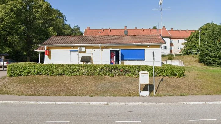 Sex unga greps av polisen vid kiosken i Ulvhäll tidigt på söndagsmorgonen.