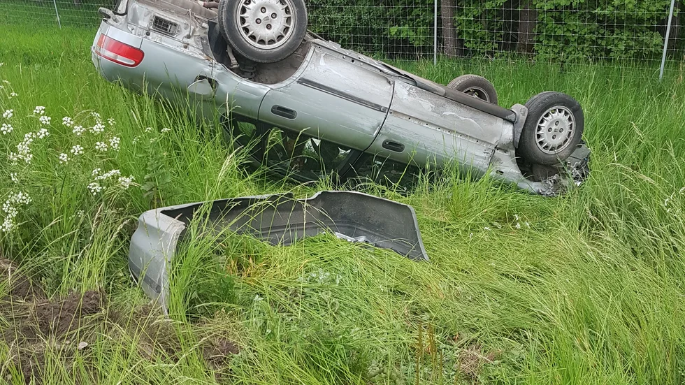 Tidigt på fredagsmorgonen körde en personbil av vägen och voltade på E4. 