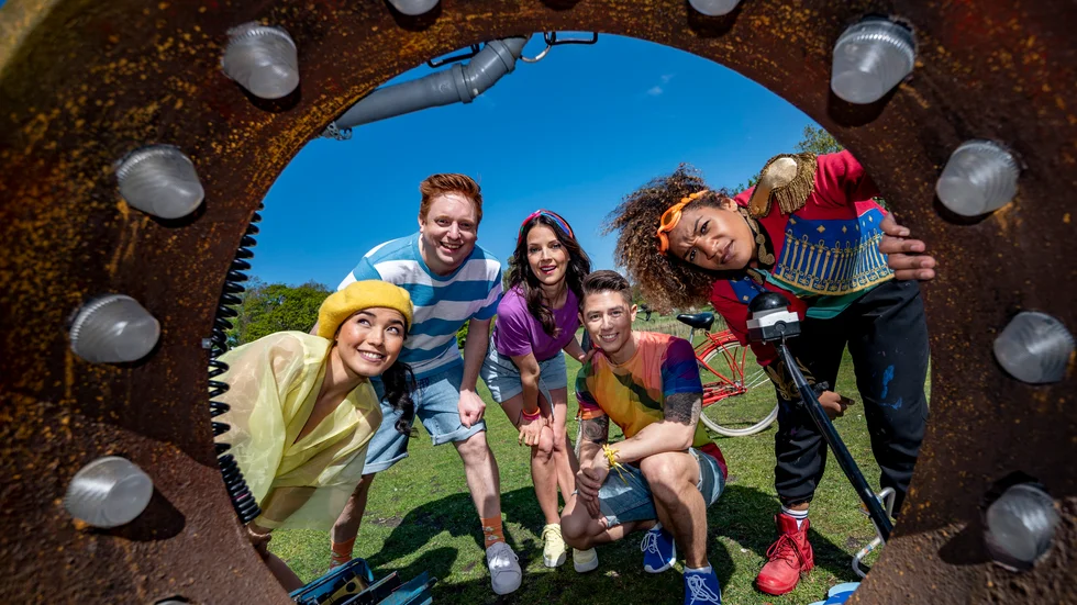 Programledarna för SVT:s "Sommarlov", Ida On, Markus Granseth, Malin Olsson, Alexander Hermansson och Angelika Prick.