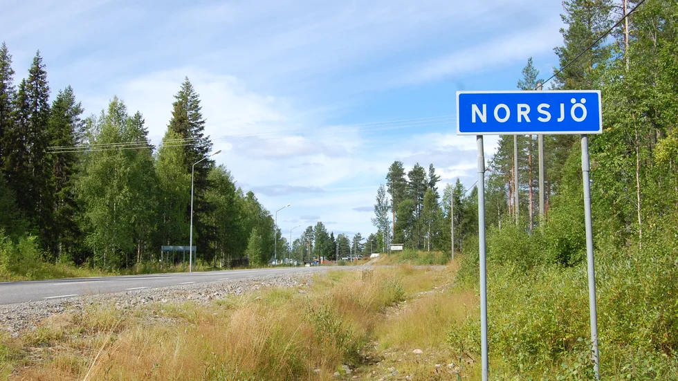 Kommunen vill sätta upp en skylt i Bjurträsk för att locka trafikanter till Norsjö. Men länsstyrelsen säger nej.