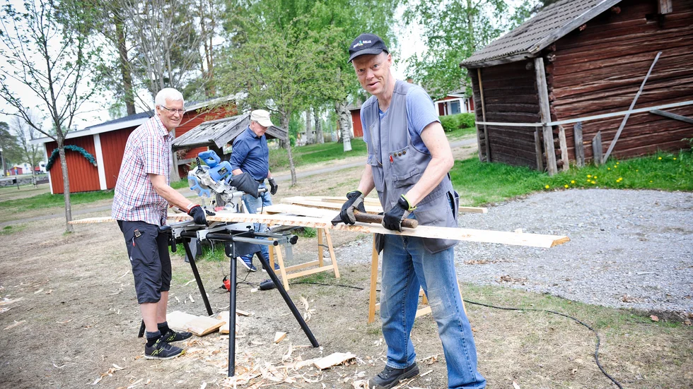Sven-Olof Andersson, Tomas Rönnlund och Sune Hedlund bygger en smedja i hembygdsparken i Bureå.