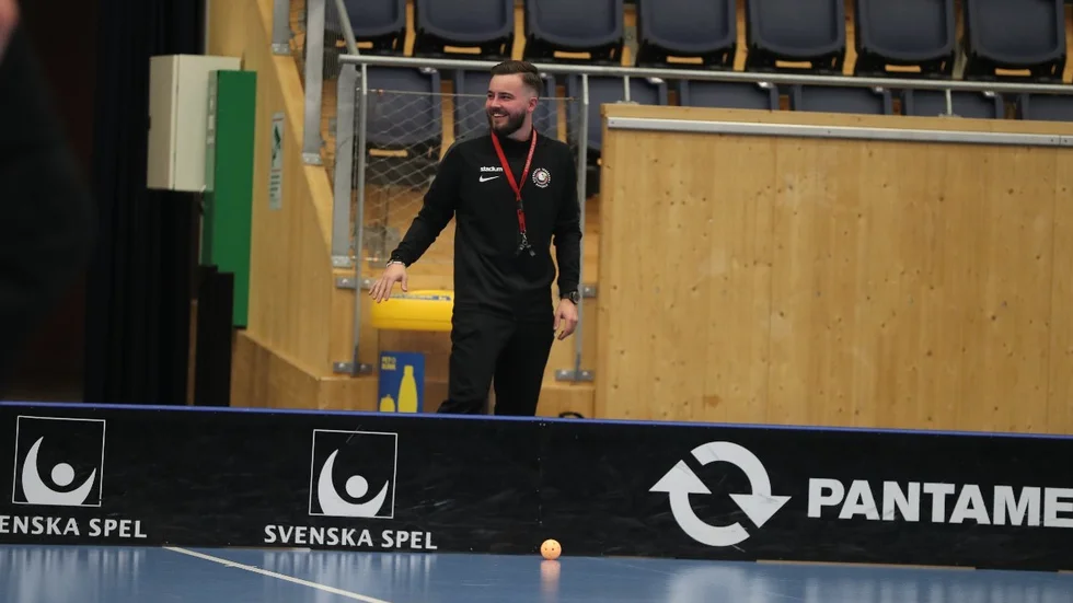 Theodor Jonsson är ny huvudtränare i Storvreta. Till sin hjälp har han världsstjärnan Anna Wijk att tillgå.