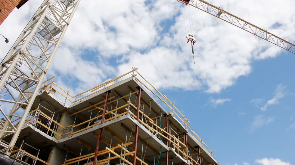 Många kommuner i norr har bostadsbrist och behöver nyproduktion. Tre partier anser att investeringsstödet fyller en stor funktion, de övriga vill se andra lösningar.