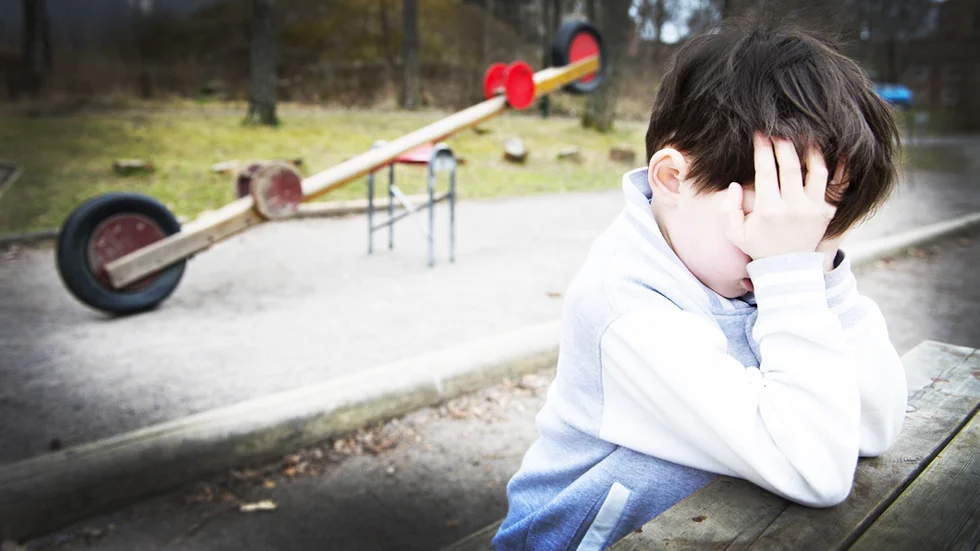 Pojken kan ha blivit vittne till våld i hemmet. Detta enligt en utredning som Örjan Eng, chef på myndighetskontoret (tidigare Individ- och familjeomsorg) i Kinda kommun gjort. I den framkommer det att ärendets dokumentation har flera brister. (Bilden är en genrebild och personen på bilden har inget samband med texten).