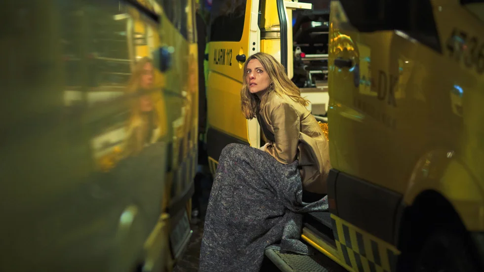 Malin Crépin spelar den svenska popsångerskan Lisa i terrorserien "When the dust settles". Pressbild.