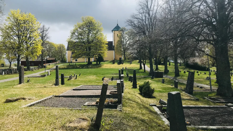 Kyrkogården vid Odensala kyrka. 