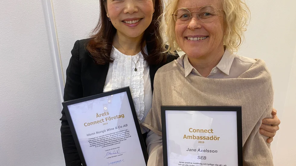 Li Holmberg (t v) tog emot pris för ”Årets Connectföretag”, Idunn Norsjö Wine & Co, medan Jane Axelsson, SEB, Umeå, blev ”Årets Connect Ambassadör”.
