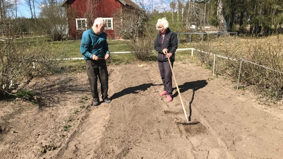 Ulla och Sune Lindell behöver bredband till att streama film och titta på online-orientering.