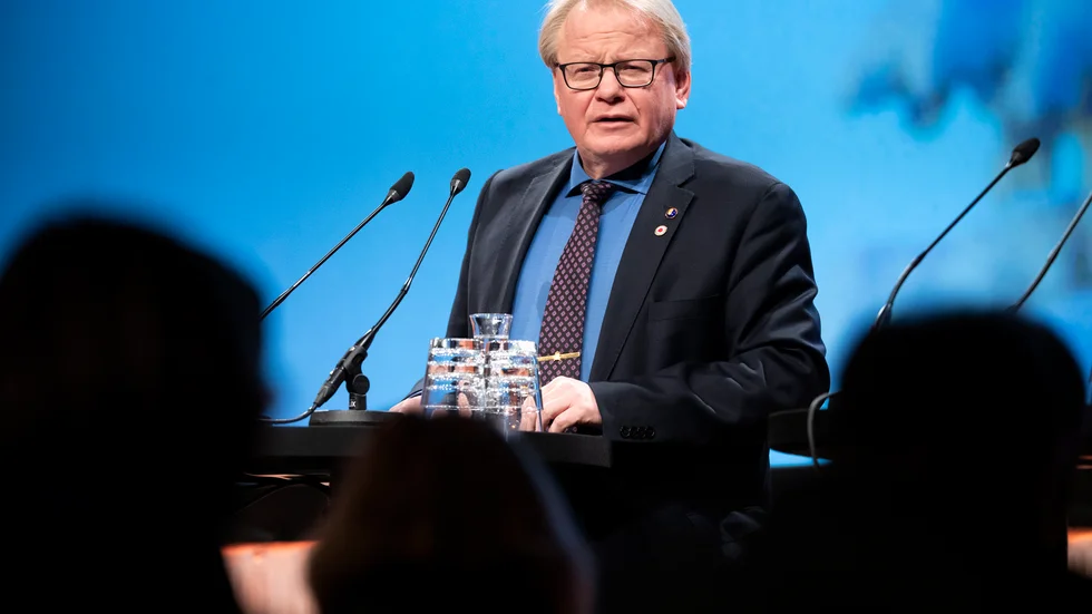 Försvarsminister Peter Hultqvist (S) håller emot kring nödvändiga satsningar på försvaret.