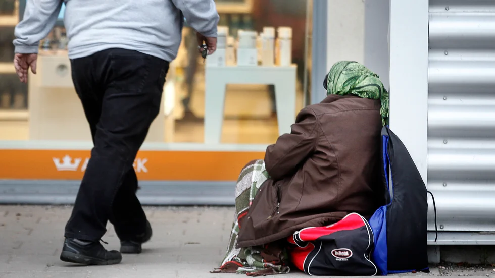 Förbud mot tiggeri innebär bara att de hamnar utanför någon annan affär i ett annat land, menar insändarskribenten.