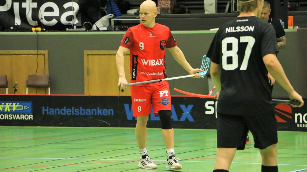 Oscar Forsgren och Wibax Piteå ska enligt det nya scenariot inleda seriespelet 