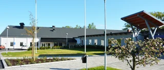Gräsmattan har burnats sönder • Nu polisanmäler kommunen tilltaget