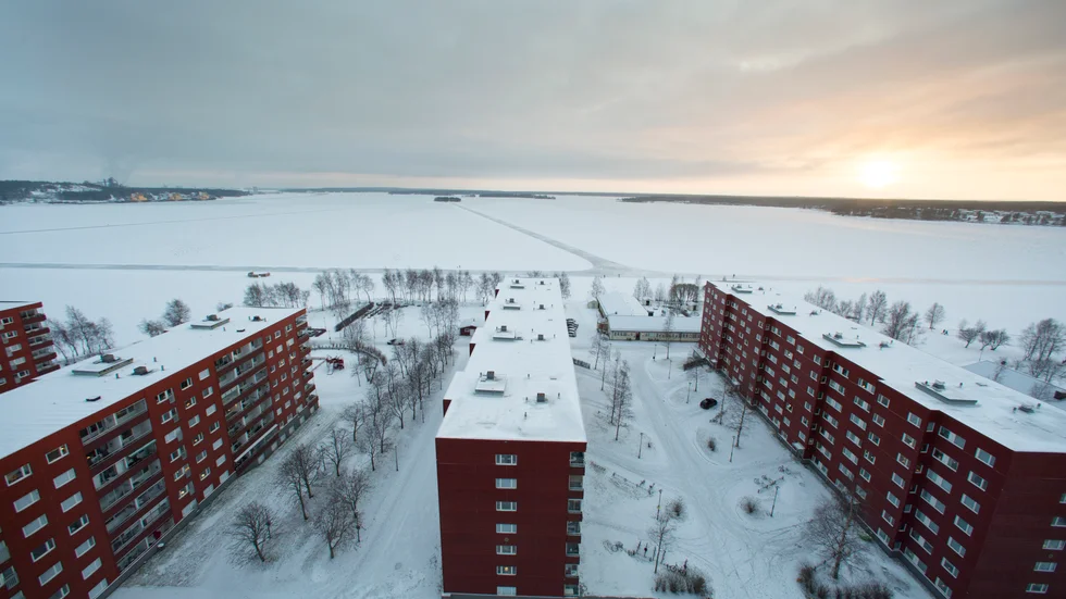 Lägenheterna i kvarteret Hägern på Oscarsvarv har genom åren haft problem med legionellabakterien. I oktober insjuknade en boende och prover visade att legionella fanns i vattnet.