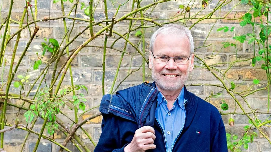 Författaren och barnläkaren Lars H. Gustafsson framhåller i sin nya bok "Glöd och visdom" att från och med i år gäller FN:s barnkonvention som svensk lag.