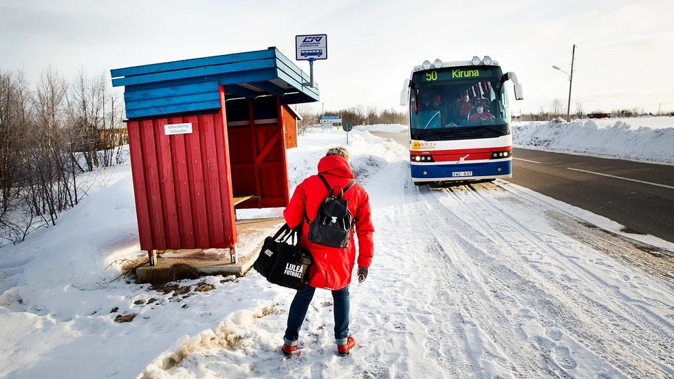 Insändarskribenterna kräver att hållplatsutropen ska fungera på samtliga bussar för att underlätta för resenärer med synnedsättning. 