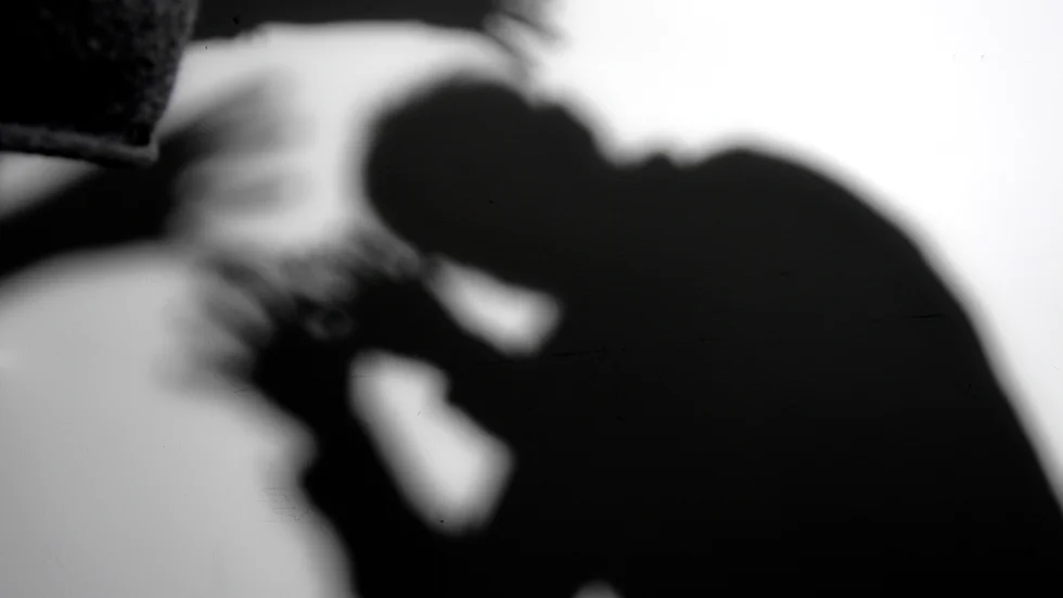 En man i 50-årsåldern misstänks ha slagit en hammare i huvudet på en annan person samt använt en stol i misshandeln. det hela ska ha inträffat i Boden i november 2019. Han åtalas nu och i åtalet finns även andra brott som exempelvis stöld. 