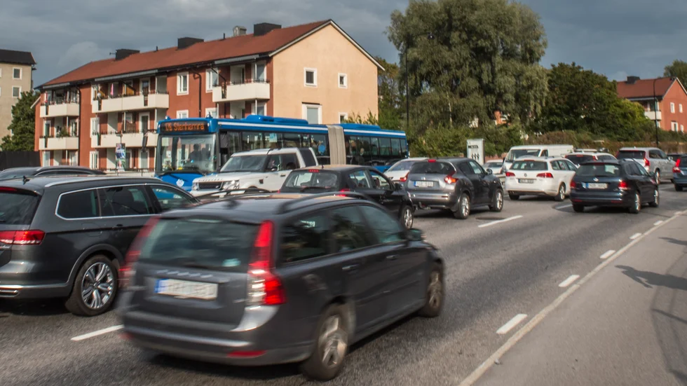  På vissa platser är det avgörande i kristid att snabbt komma fram och angöra med bil. Detta förhindras många gånger då antalet parkeringsplatser minimerats och att parkeringsplatser anlagts långt ifrån entrén. Kommuner bör därför tillfälligt avsätta/anlägga parkeringsplatser.