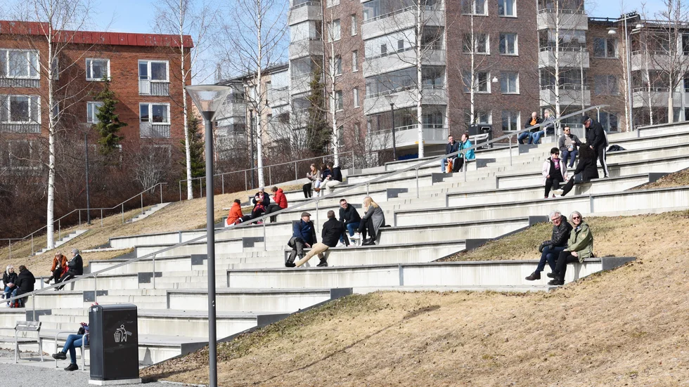 Vid Älvsbrinken njuter Skellefteborna av solen, med hyfsat avstånd till varandra. 