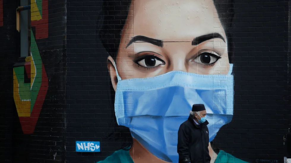 En man i London passerar en muralmålning av konstnären David Speed på torsdagen.