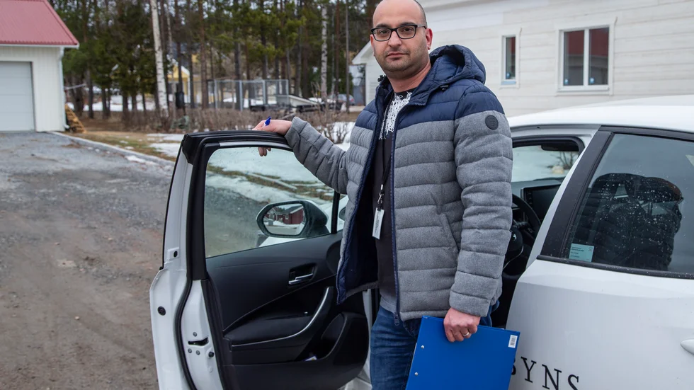 Muhaimn Al-Thwaini, miljöinspektör vid Älvsbyns kommun, träffade villaägare på Nya altuna på torsdagen.