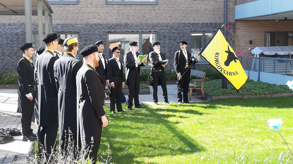 Korgossarna från Västgöta nation inledde sin miniturné på Attendos äldreboende på Råbyvägen i Gränby.