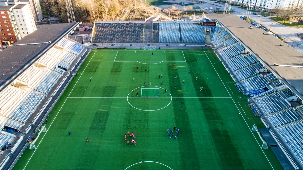 Under de kommande veckorna kommer konstgräset att bytas ut på Östgötaporten.