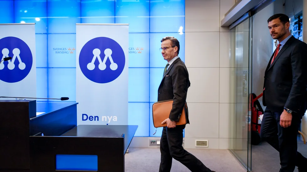 Insändarskribenten menar att Moderaterna fortsätter till skillnad emot alla andra riksdagspartier att försöka skaffa sig politiska poänger genom att agitera i media. 