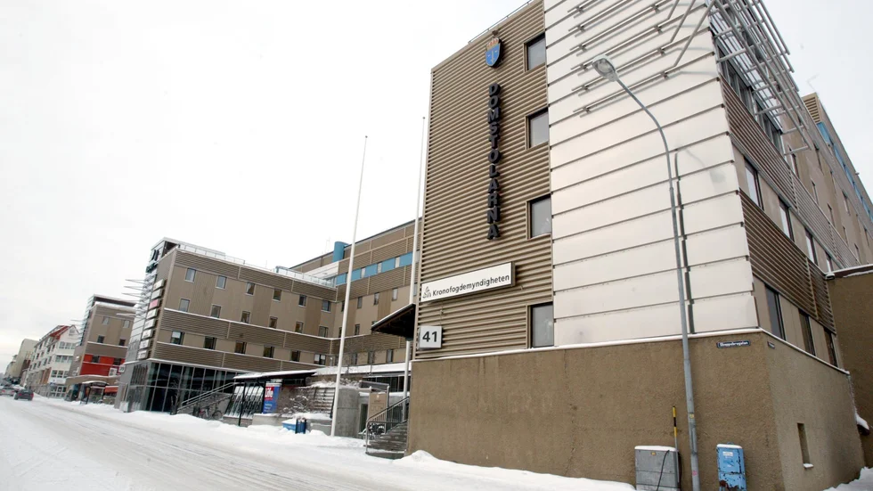 Det finns fördelar med att samla polis, kriminalvård och domstolar i samma byggnad. Men de överväger inte nackdelarna.