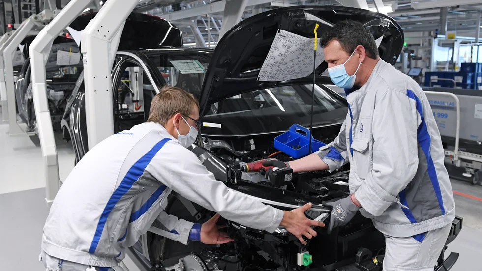 Volkswagen börjar bygga bilar igen. Arkivbild.