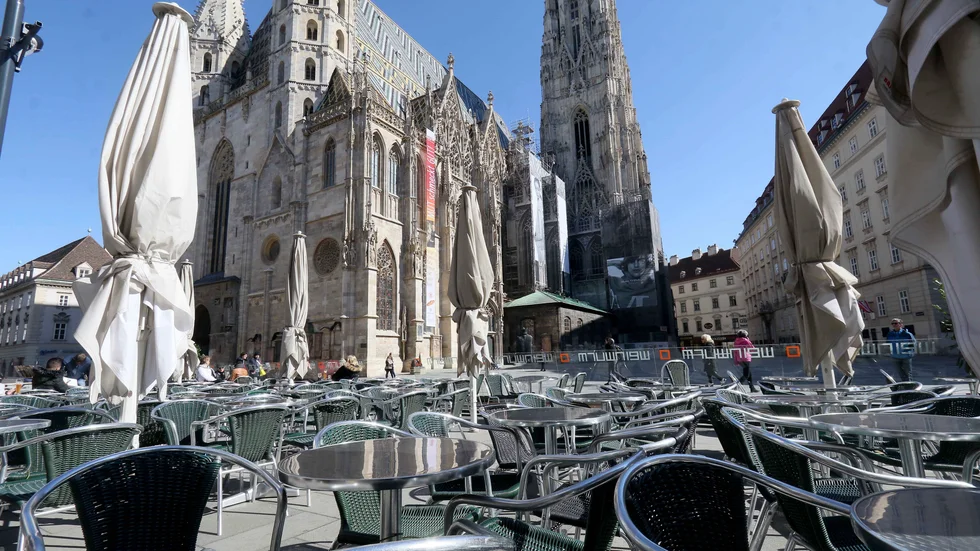 Tomt på uteserveringarna framför Stefanskyrkan i Wien. Men i mitten av maj får landets restauranger öppna igen. Arkivfoto.
