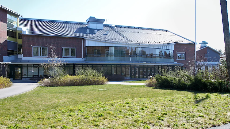 De stora balkongerna på plan två som varit avstängda får nuanvändas igen av max fem personer åt gången. De kan dockinte öppnas i nuläget då personalen inte hinner med att kontrollera att regeln om antal personer följs.