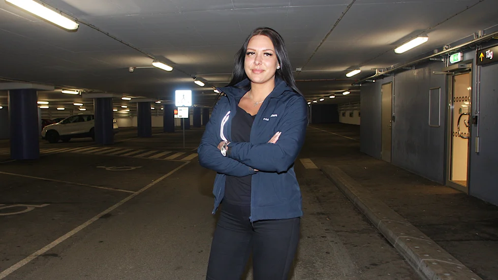 Garaget under Resecentrum är en plats där ungdomar uppehåller sig och fritidsfältarna kommer till för att skapa trygghet. "Vi söker upp dem på deras arenor", berättar fritidsfältaren Emelie Fransson.