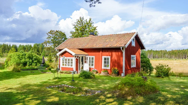 Ett torp söder om Mehedeby hade flest Hemnetbesökare förra veckan.