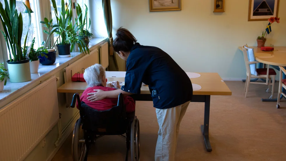 Den nya personalen ska kunna hjälpa till med lättare arbetsuppgifter inom vården och omsorgen. 