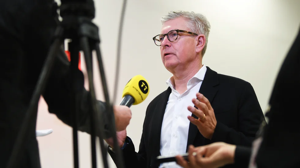 Ericssons vd Börje Ekholm visar siffrorna. Arkivbild.
