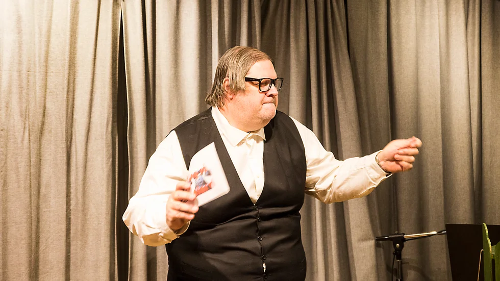 Micke Andersson har skrivit manuset och kommer även att vara med och spela i teatern. 