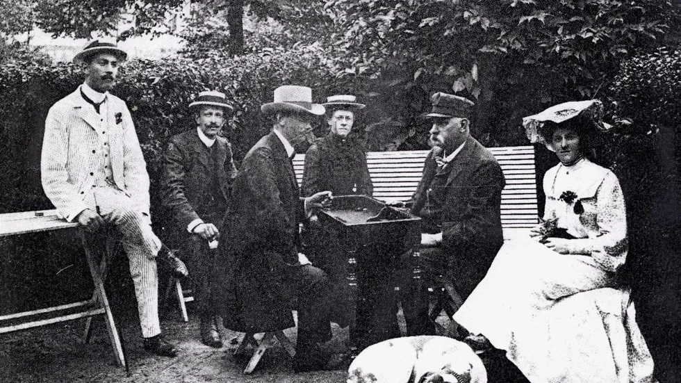 Familjen Leufvén i trädgården hemma på Bondegatan 22, i början av 1900-talet. Från vänster sönerna Harald, Gustav och Karl, fru Anna (född Svanström), Gustav Robert Leufvén och dottern Annie. 