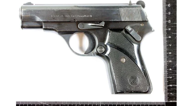 I ett förråd på en balkong i Eskilstuna, hittade polisen den här halvautomatiska skarpladdade pistolen med två skarpa patroner av kaliber 7,66 mm. Nu åtalas en 18-åring för vapenbrott.