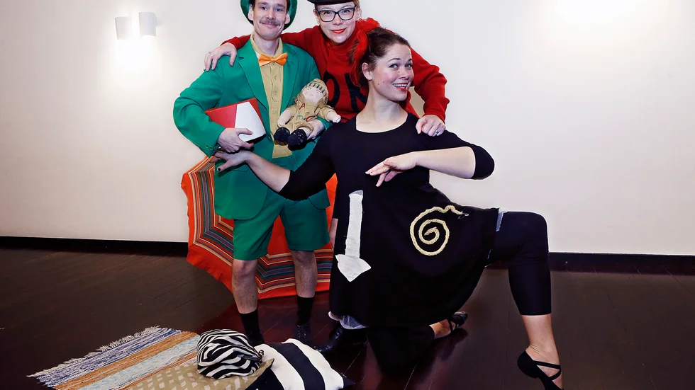 Publiken är i högsta grad delaktig när Christian Bodin, Lena Tjäder Smith och Julia Klingvall spelar föreställningen Trumman på Charlottenborgs slott. Föreställningen bygger på Lennart Hellsings texter. 