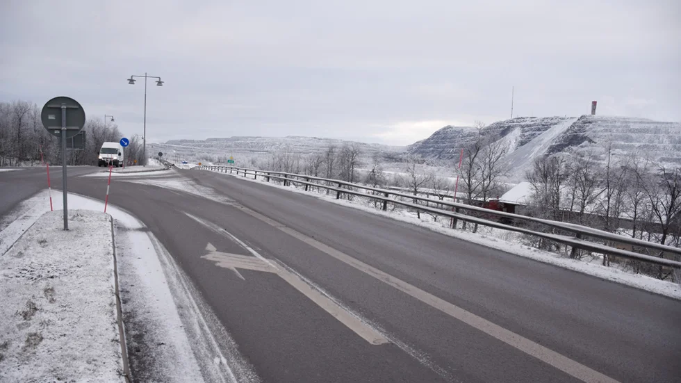 En lastbil orsakar trafikproblem efter E 10 norr om Svappavaara (arkivbild).