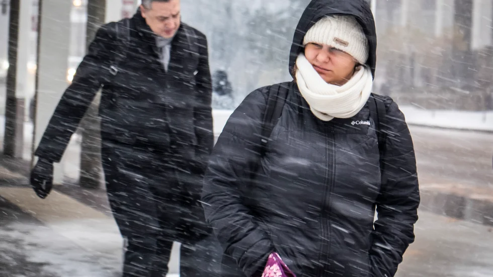 Den hårda blåst som dragit in över länet väntas hålla i sig under helgen. På söndagen kan det även falla snö.