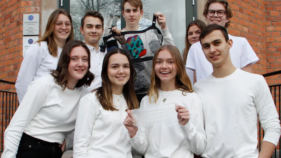 Två UF-företag från Europaskolan Strängnäs tävlar om en SM-plats i kategorin Årets UF-företagare. Övre raden: Felicia Fastrup, Leo Bastås, Oskar Cromell, Hanna Olovsson och Linus Lindh. Nedre raden: Hanna Wildros, Moa Axelsson, Hedda Eriksson och Adam Dirhoussi.
