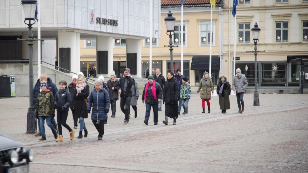 Ett 20-tal personer i varierande åldrar gav sig ut på gemensam julpromenad genom Nyköping.